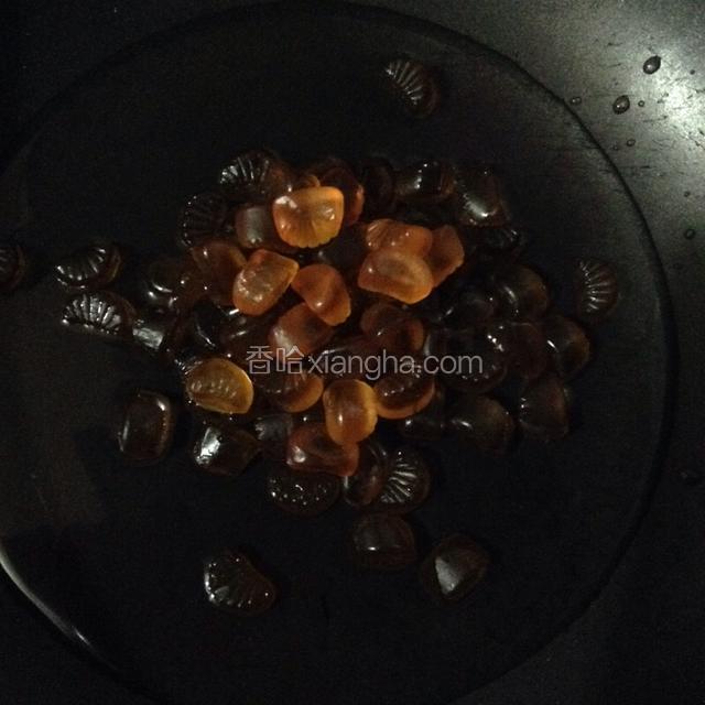 下面要做镜面了，QQ糖放锅中加适量清水化开。