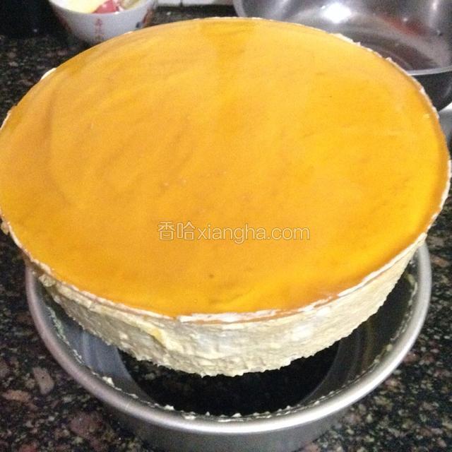 待QQ糖凝固后即可脱模，用吹风机绕着模具吹一圈，然后拿个杯子放在模具的下面，将模具轻轻往下拉，即可轻松脱模。
