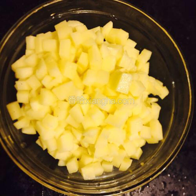 土豆切丁，稍小点容易煮软