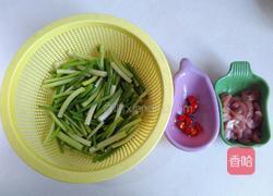 蒜苗炒肉丝的做法图解1