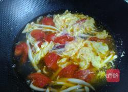 番茄海鲜菇蛋花汤的做法图解6