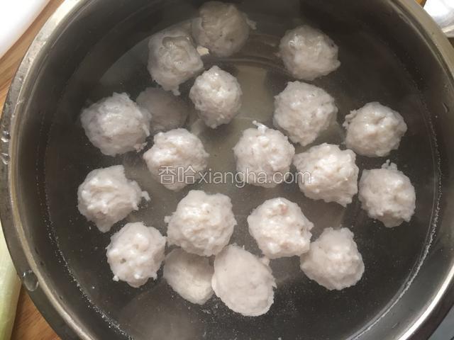 将鱼丸捞出放入冷水中浸泡半小时，定型。锅里煮鱼丸的水不要倒掉。
