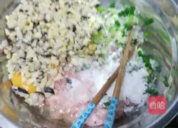 Illustration of how to make mushroom and diced meat pie 11