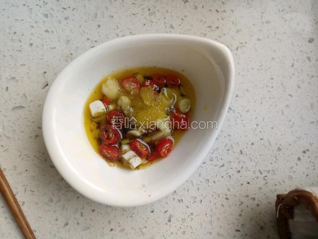 碗中放蒜末，小米椒，盐，生抽，糖，热油倒入碗中拌匀