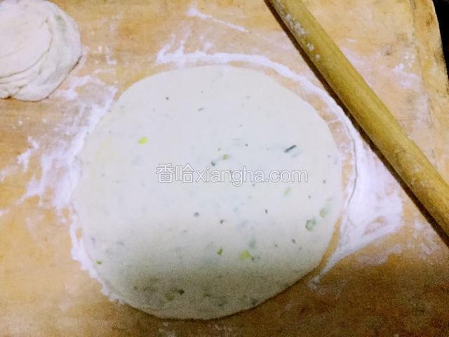 再将面剂子擀开