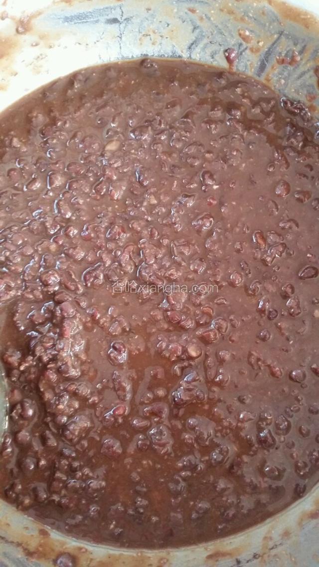 上锅蒸2小时至酥烂！用勺挤压成泥状，加入称重的红糖搅拌均匀！