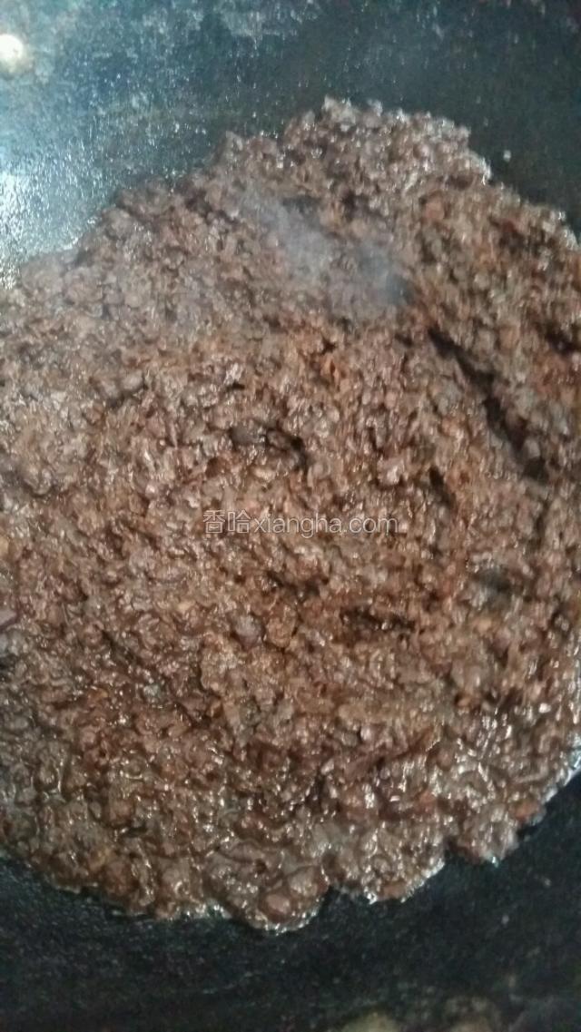 平底锅倒入玉米油一碗，再倒入搅拌好的红豆泥，先用大火烧开，后转中火翻炒，让水分蒸发！