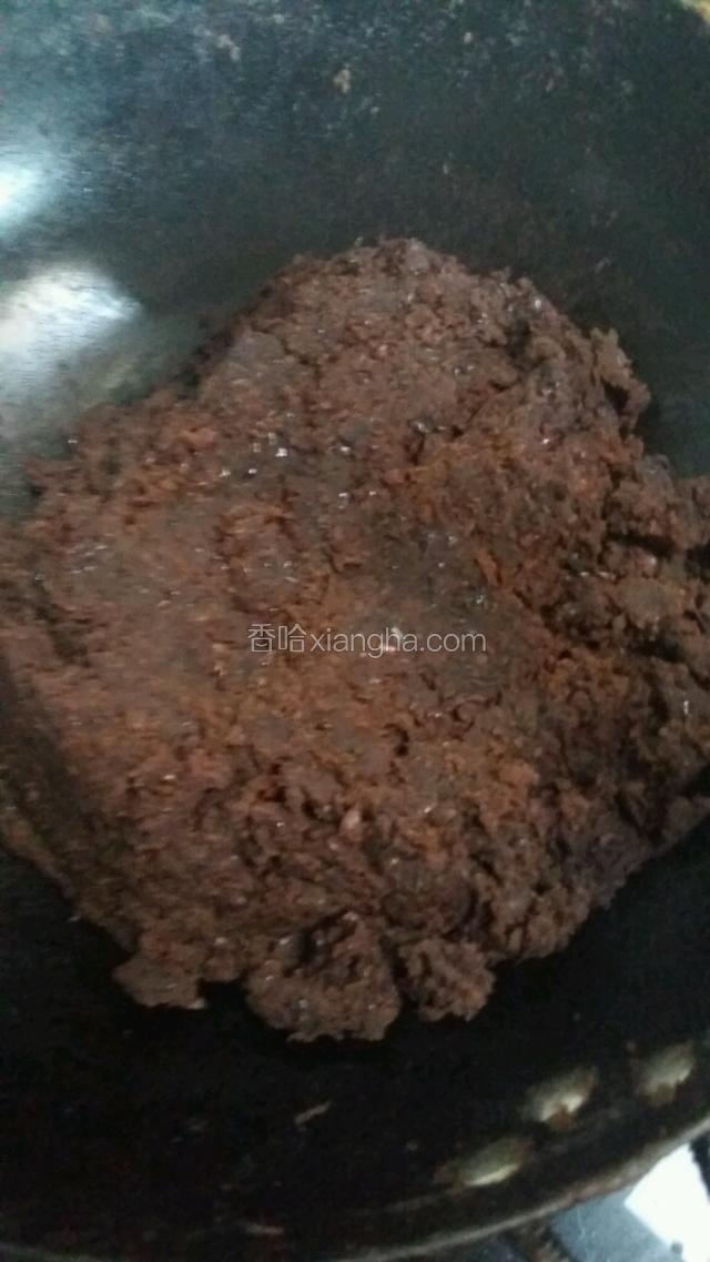仔细观察翻炒的红豆泥起白膜时转小火不停翻炒至水分完全收干，且红豆沙颜色变深！盛出晾凉备用！（用不完的豆沙放冰箱保存哦）