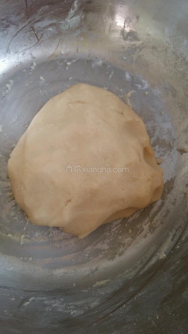 同样的把酥皮的材料也全部加入和成面团