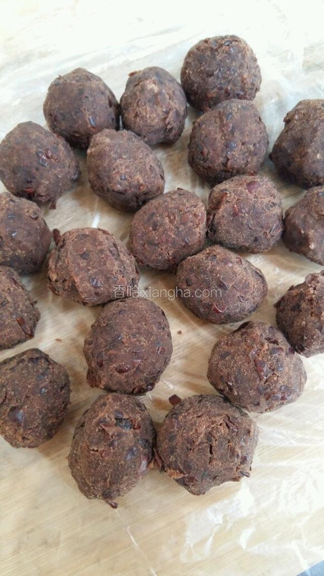 把豆沙馅分成15克的小剂子