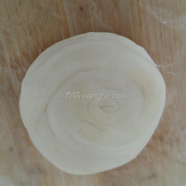 把面团竖起压扁擀成圆形（类似饺子皮）