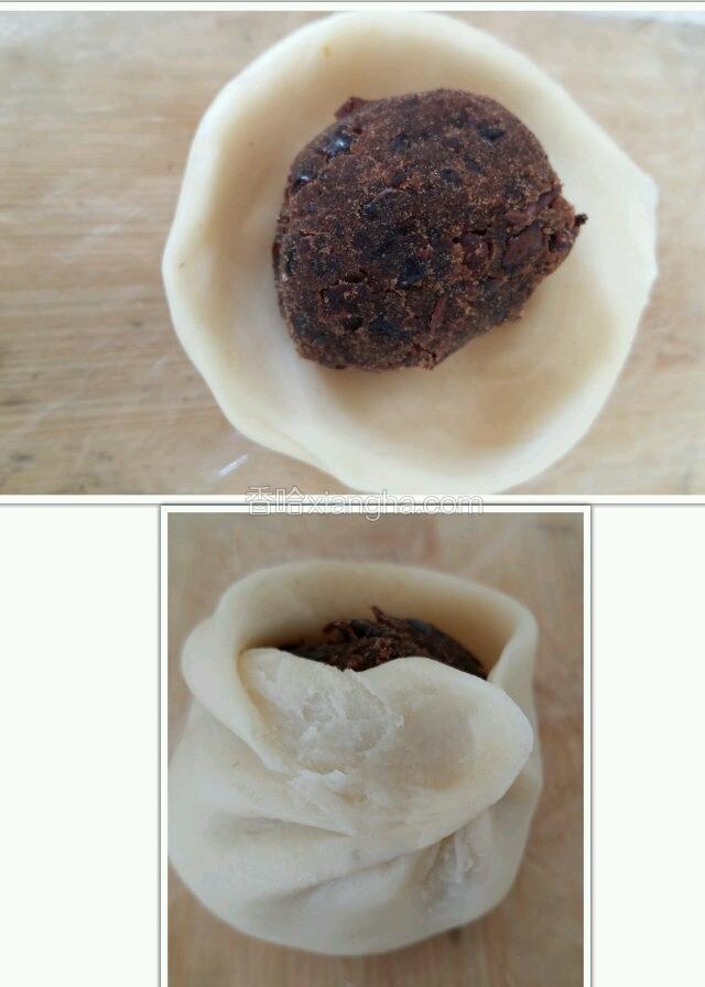 包上豆沙馅，像包包子一样收口并用手掌轻轻压扁！