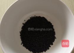 黑芝麻核桃粥的做法图解2