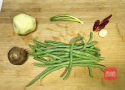 香辣豆角土豆丁的做法图解1