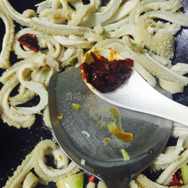 放入一勺辣豆瓣酱调味