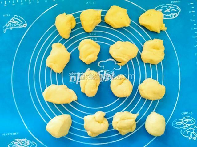 此时面团有所膨胀，表面并不光滑，没有关系，可以切割面团了，分成16个小面团。