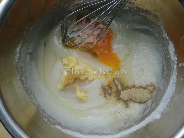 加鸡蛋液，胡椒粉，黄油，盐搅拌均匀。