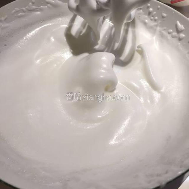 搅拌器保证干净无水。在蛋白液中滴几滴白醋，用搅拌器低速搅拌，至出现鱼眼泡，加入三分之一的白糖，继续搅拌，至蛋液浓稠，加入剩下白糖的一半，再次搅拌，至开始出现纹路时，加入所剩的白糖，搅拌器由低速逐渐推进至高速，蛋液被打发膨胀，出现花纹，关掉搅拌器提起，可以将蛋白拉出尖角。将打发好的蛋白放一边备用。