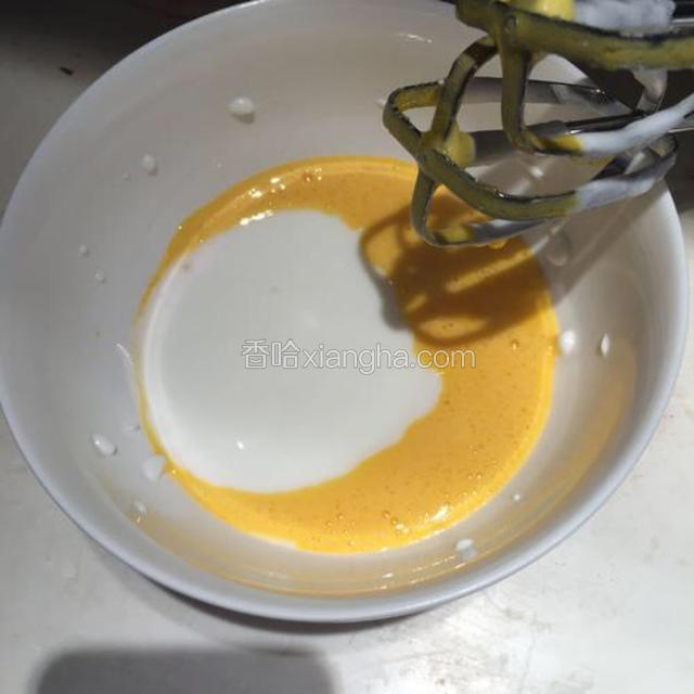 在蛋黄液中再加入酸奶，搅拌均匀。