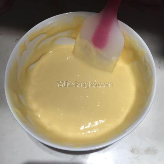 将三分之一的打发好的蛋白倒入蛋黄粉混合液中，用翻拌的手法使二者融合至细腻润滑。