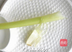 素炒芹菜百合的做法图解3