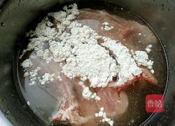 吮指排骨的做法图解1