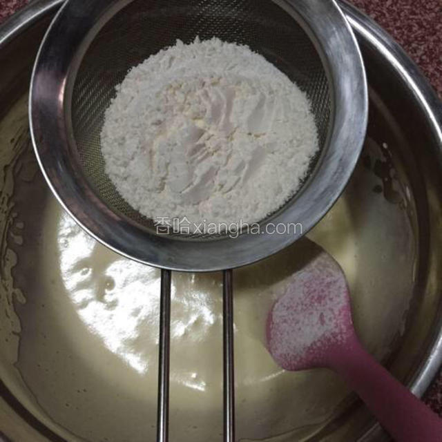 把低筋面粉和泡打粉混合后过筛加入鸡蛋中，拌匀