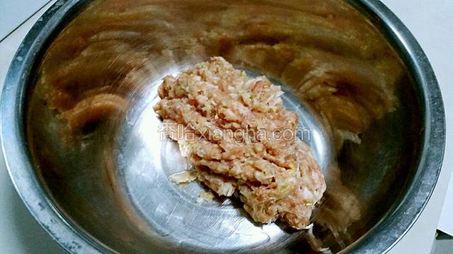 把姜也剁碎，和肉糜一起放入盆中。