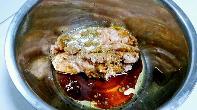 放入食用油、生抽、料酒、十三香、花椒粉、盐和鸡精。
