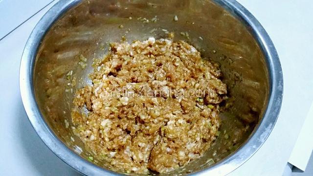 用筷子顺时针一个方向搅打上劲儿。