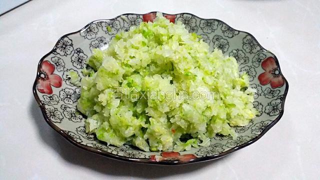 大白菜焯水后剁碎，用纱布挤干水份。