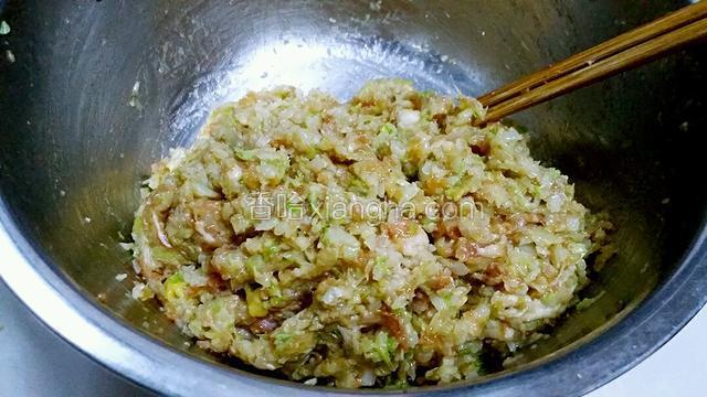 把剁碎的白菜放入肉馅中拌匀备用。