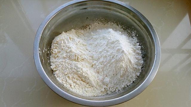 把面粉和马铃薯淀粉放入盆中。