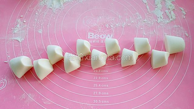 取适量面团揉匀分割成适量大小的面剂子。