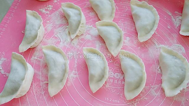 依次包好所有的饺子。