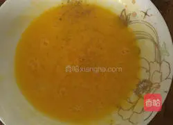 Illustration of how to make egg-fried steamed bun slices 3