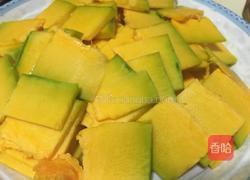 咸蛋炒南瓜的做法图解1