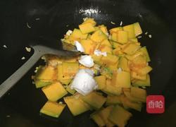 咸蛋炒南瓜的做法图解4