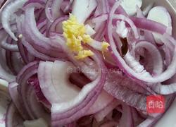 洋葱炒木耳的做法图解1