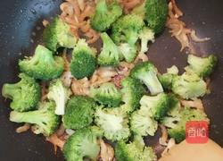 虾仁炒西兰花的做法图解7