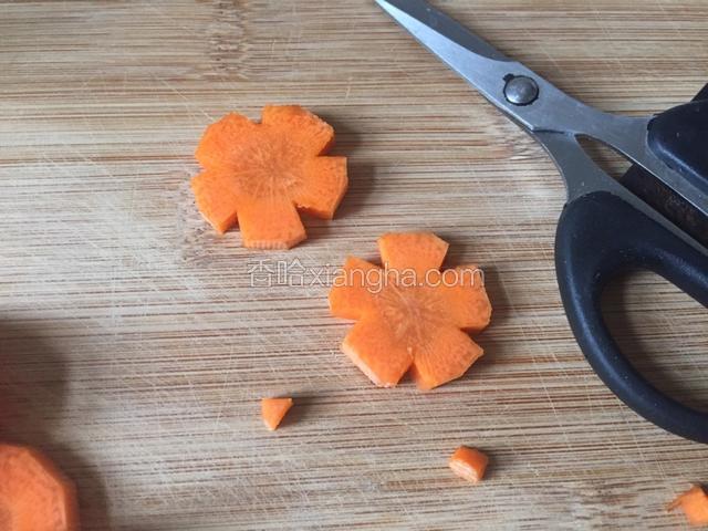 用剪刀剪出花形。