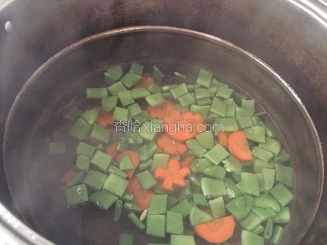 烧开水后倒入胡萝卜和豆角焯一分半钟，适当加生油和盐提亮调味。