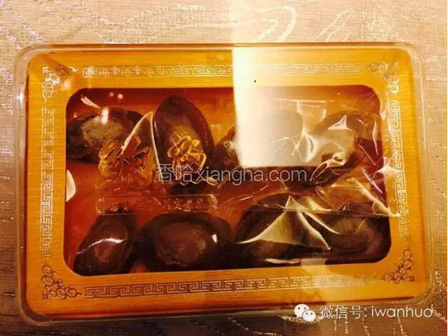 干鲍鱼放入电饭煲煮开五分钟后点保温，八个小时后再煮开五分钟再次保温八个小时，这时候鲍鱼已经发好变大，在鲍鱼表面切十字花，透凉放入乐扣放入冰箱保鲜。