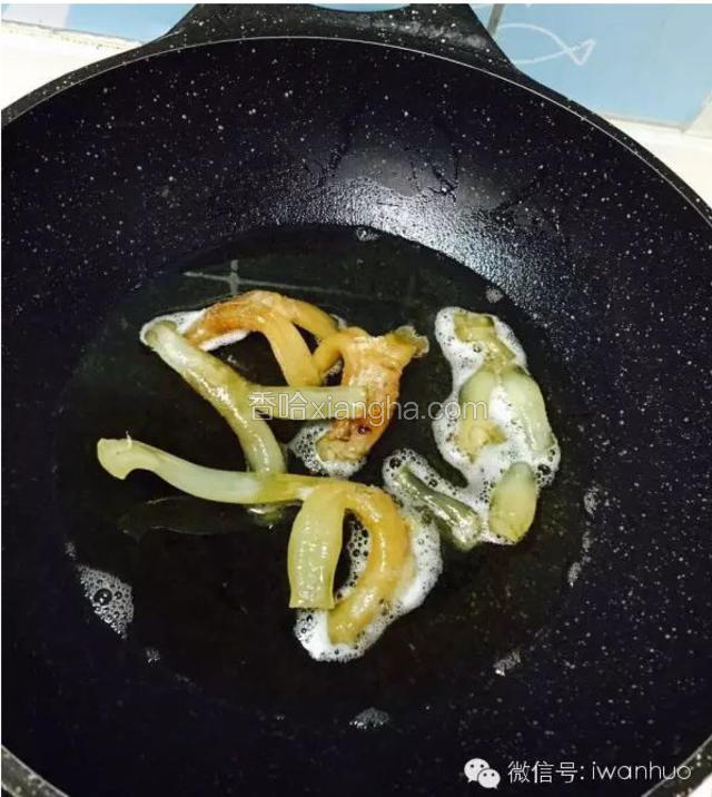 冷锅冷油放入干的牛蹄筋最小火泡着，慢慢的开始起泡沫让蹄筋慢慢变形变粗后捞出；加入更多油转大火，油温够热后投入牛蹄筋炸到金黄色，用筷子可扎破的时候捞出，放入清水锅小火煮十五分钟，关火后焖发五个小时，然后换水后重复上一步骤一次，这时候蹄筋就发的白胖白胖，无硬芯，同样放入乐扣保鲜。