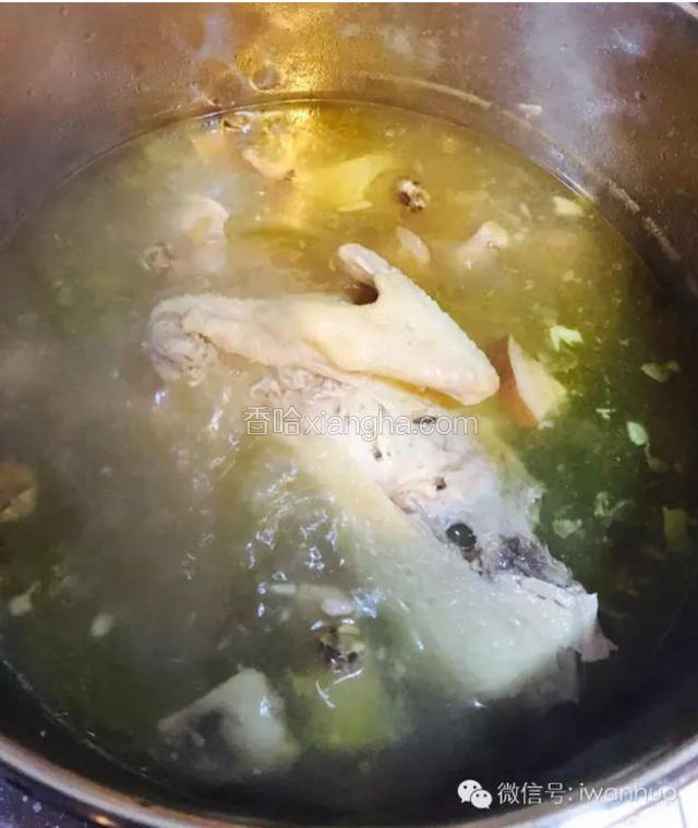 高汤：用猪骨，半只农家鸡，金华火腿，干贝一起煲汤，大概两个小时，晾晾撇去浮油。