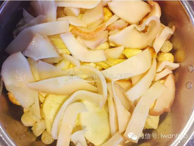 码放工序：取容器，底部放些姜片，第一层铺牛蹄筋与响螺肉，码放好