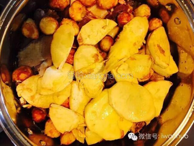 第四层码放云腿肉与鹌鹑蛋，花胶