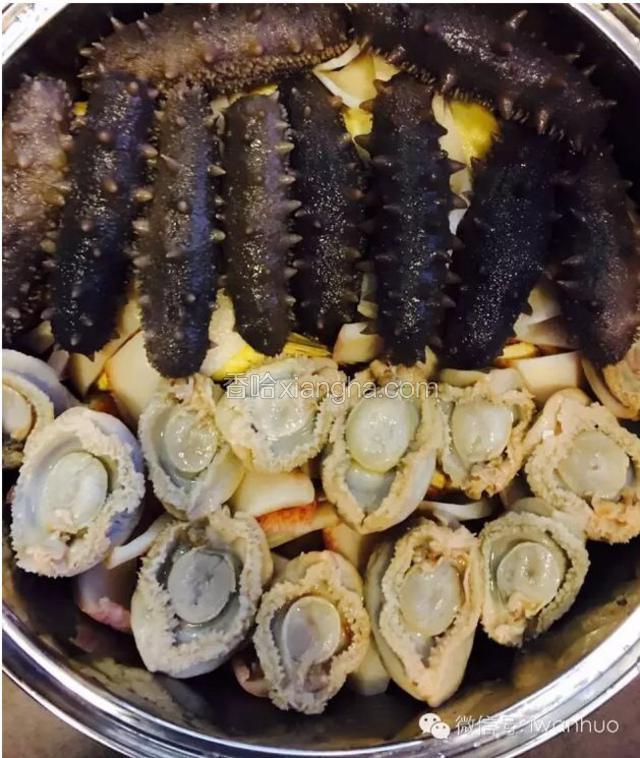 最上面一层码放海参，鲍鱼和干贝，倒入已经煲好的高汤刚刚盖过食材，倒入适量花雕酒，炸一些葱油淋在最上层，几粒冰糖，一点桂皮粉，因为火腿是咸的，盐少来点就可以啦。