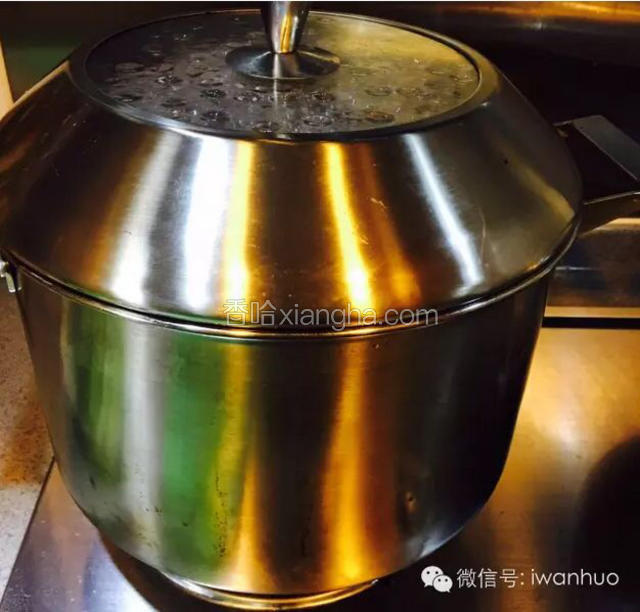 中小火上锅蒸两个小时中小火。然后静静等待惊艳的佛跳墙。