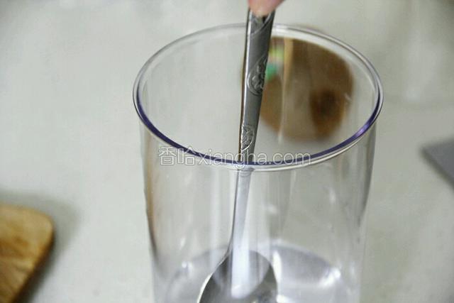 先快速搅拌纯净水，使其产生漩涡。